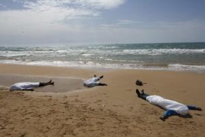 dead_migrants_on_italy_shore