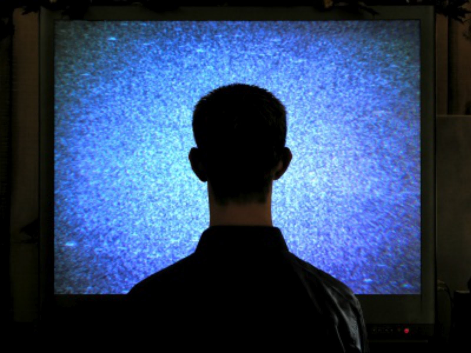 Silhouette-of-head-in-front-of-blank-TV-screen1